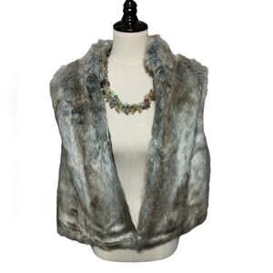 2844) ELLE Mushroom White Gray Faux Fur Cape Vest SizeXL